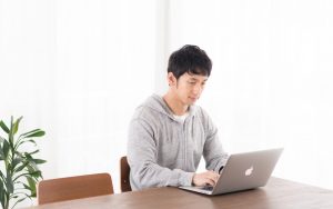 パソコンをうつ男