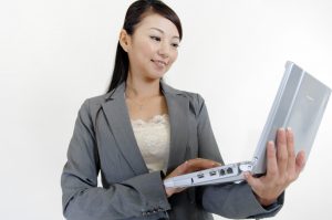 PC持ってる女性