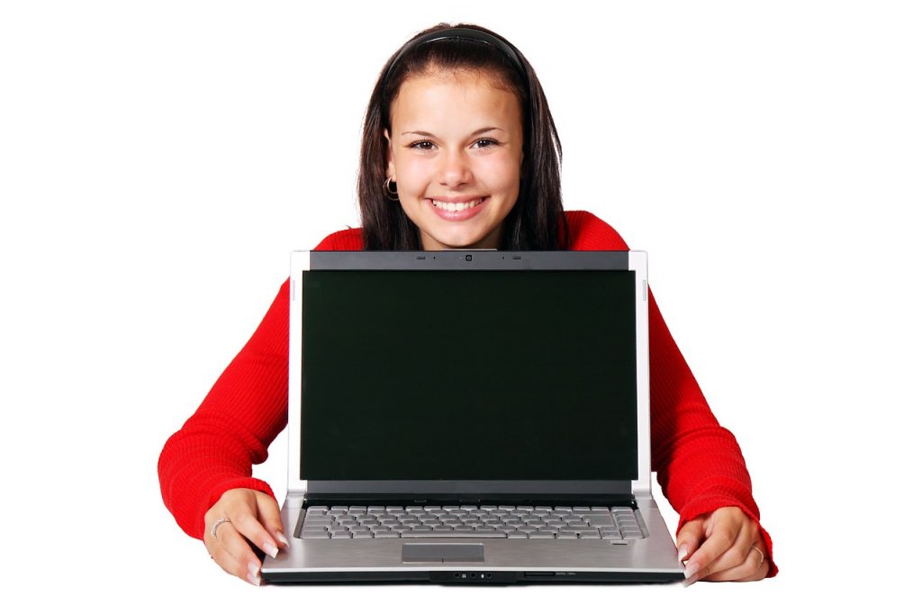 パソコンを見せる女性
