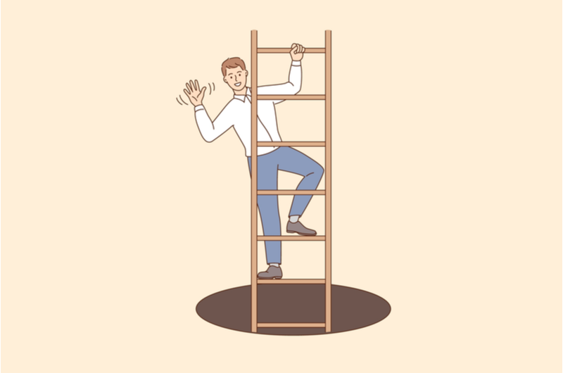 梯子を登る男性