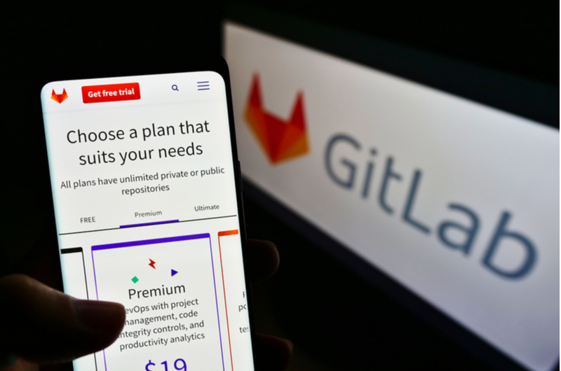 米国のDevOpsソフトウェアプラットフォーム「GitLab」のロゴが入った携帯電話を持つ人