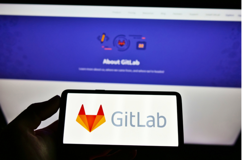 米DevOpsプラットフォーム「GitLab」のロゴ入り携帯電話