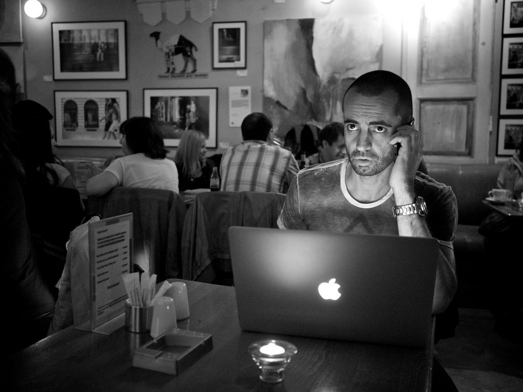 カフェでパソコンをいじる男
