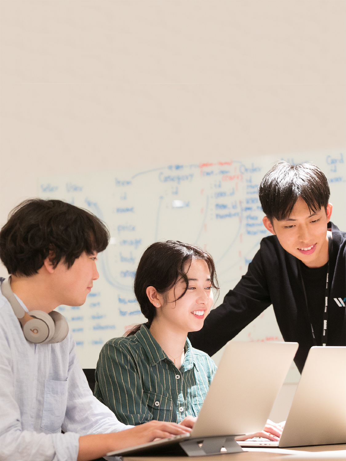 男性２名と女性１名がチーム開発を行っている画像